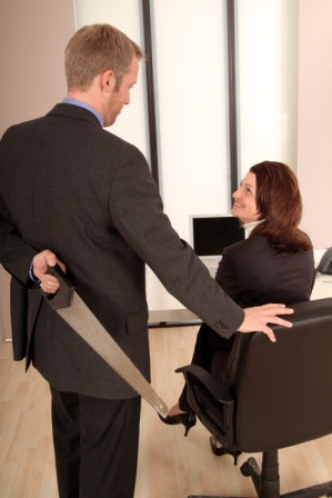 „Der Innovationspreis für die kreativste Kollegen-Attacke Deutschlands geht in diesem Jahr an …“