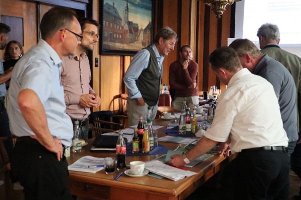 2021-09_Runder-Tisch-Mitznetz-Strom_Gernot-und-Teilnehmende-im-Gespr-ch